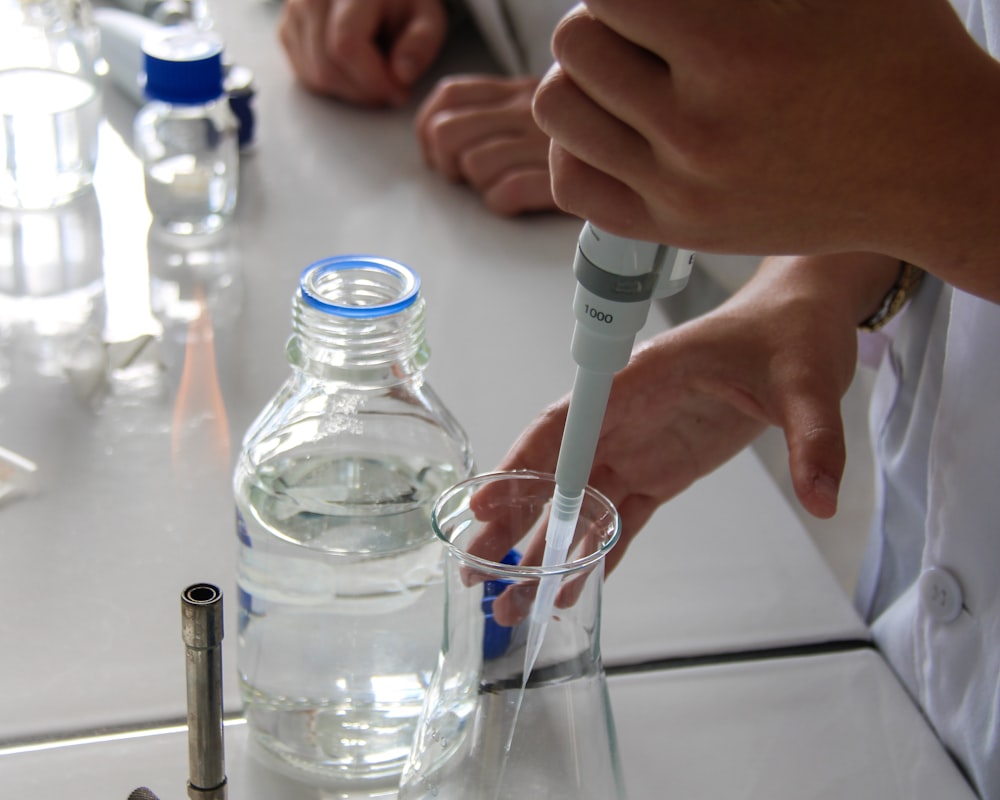 Analista preparando estándares certificados con micropipeta de precisión